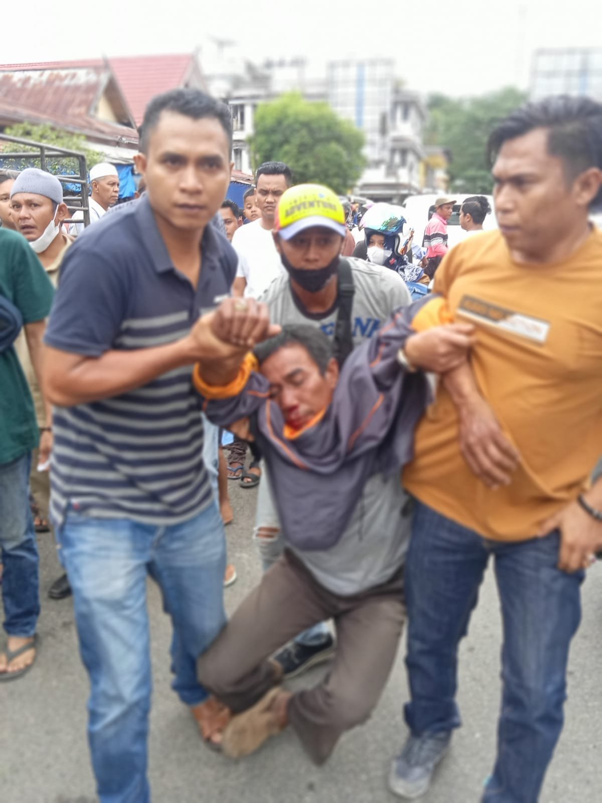 Seorang Laki-laki Paruh Baya, Cabuli Anak Perempuan Di Tengah Pasar ...